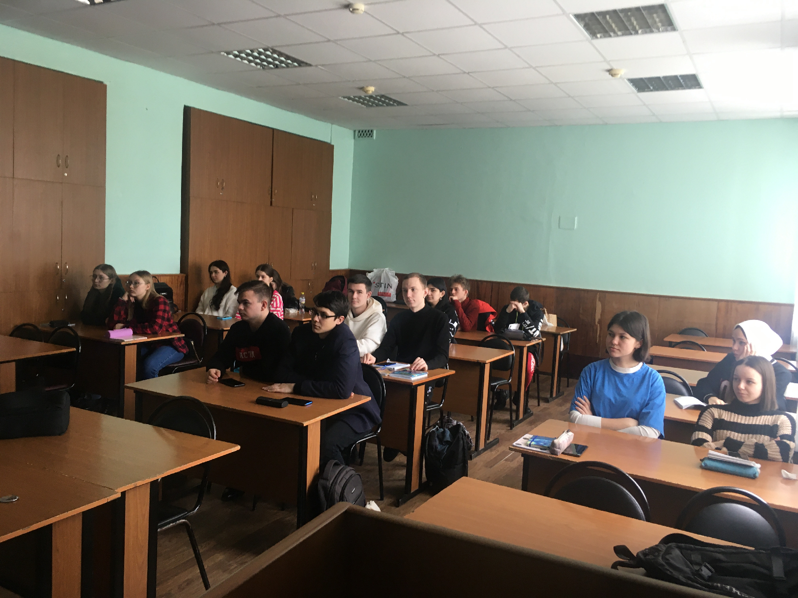 На кураторском часе группы 21ИПО1 обсуждались вопросы, связанные с участием студентов в различных молодежных конкурсах